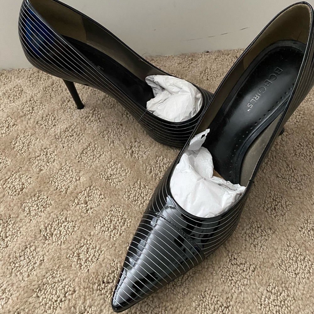 Vintage black striped BCBG pointy toe pump